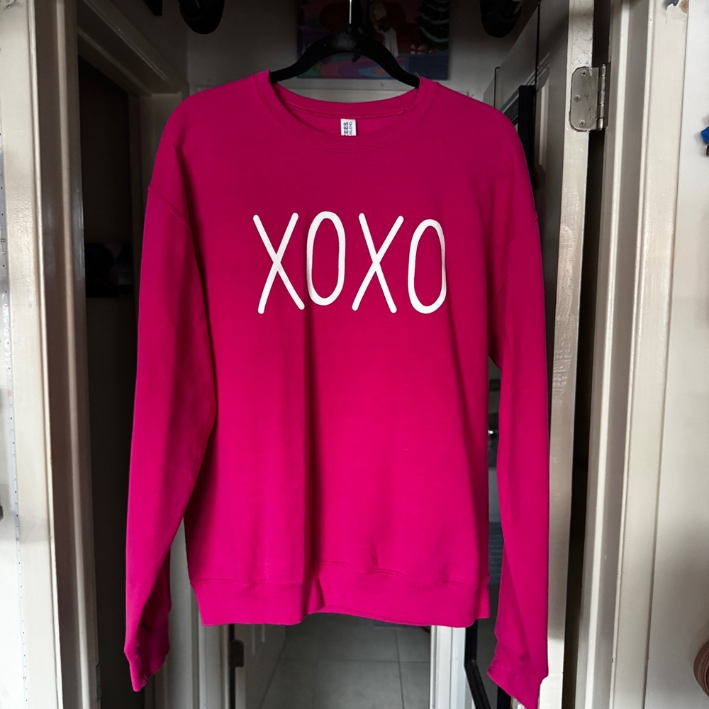 Women’s Medium XOXO Sweatshirt
